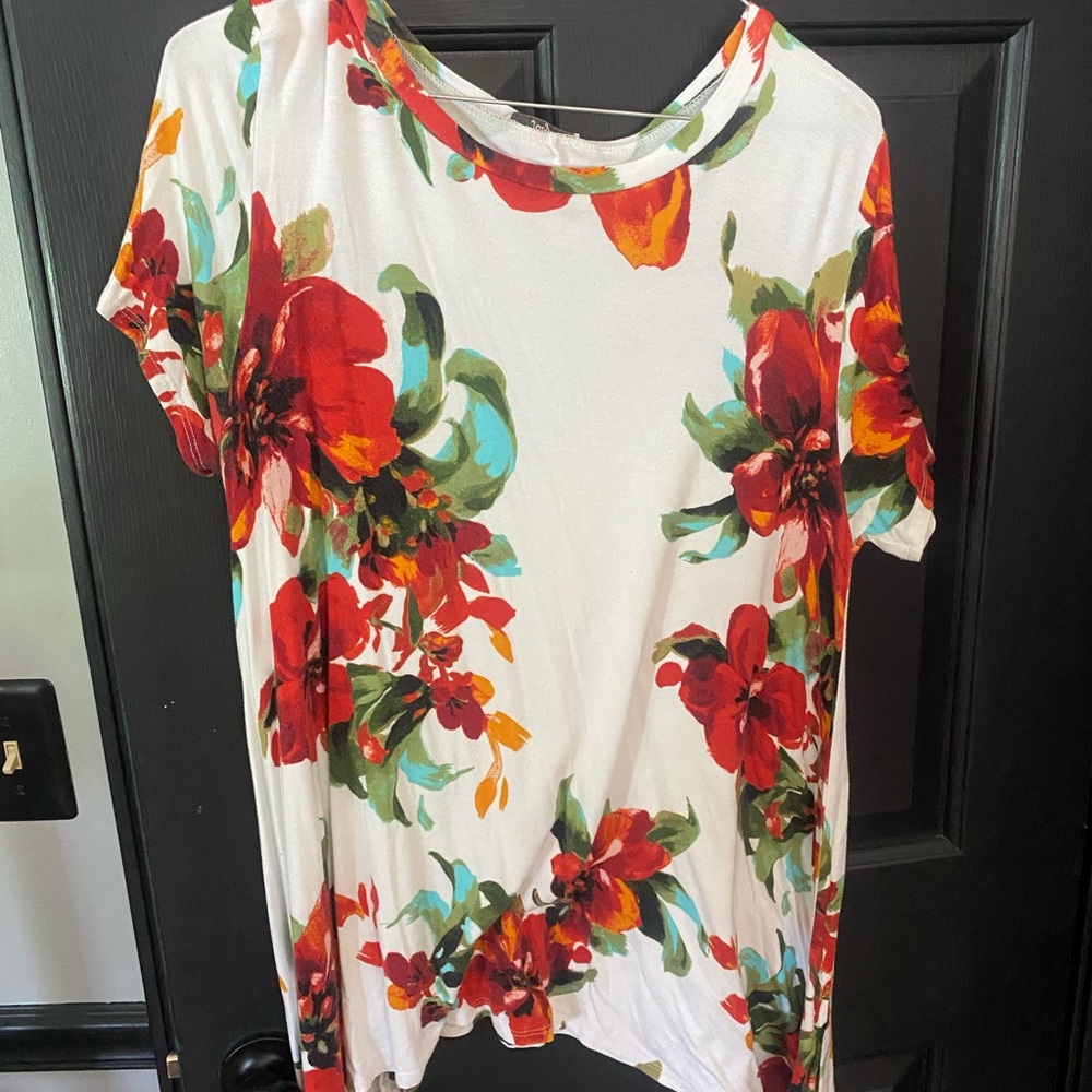 Maurices Red and Orange Graphic Short Sleeve T-Shirt